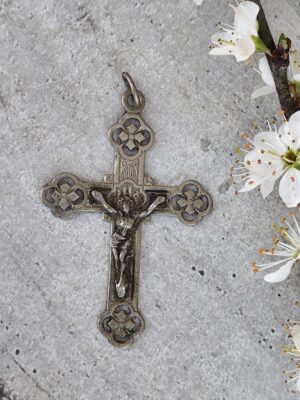 Crucifix ancien en métal argenté – Croix chrétienne fleuronnée – Médaillon religieux vintage