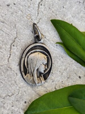 Médaille Vierge Marie de Lourdes en métal – Talisman spirituel