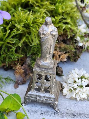 Ancienne statue de Jésus‑Christ en métal  Objet sacré – Héritage, compassion et lumière intérieure