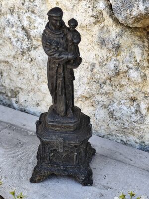 Statue en métal de Saint Antoine de Padoue – Sculpture religieuse vintage – Saint tenant l’Enfant Jésus – Art sacré ancien – Déco spirituelle