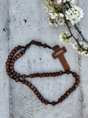 Chapelet en Bois de Lourdes – Perles Naturelles & Croix Gravée