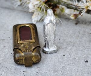 Reliquaire de voyage ancien – Vierge en prière & croix rayonnante