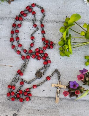 Chapelet ancien – Perles rouges – Médaille et crucifix métal