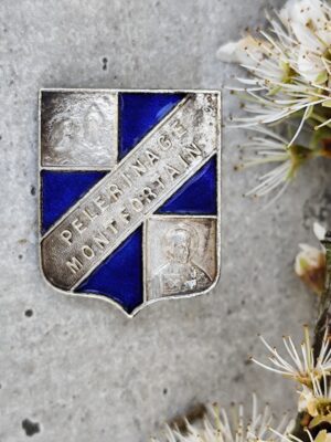 Broche ancienne Pèlerinage Montfortain – badge religieux vintage émaillé – insigne catholique collection – objet de dévotion France