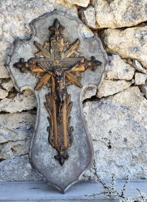 Crucifix ancien mural en métal – Art religieux décoratif