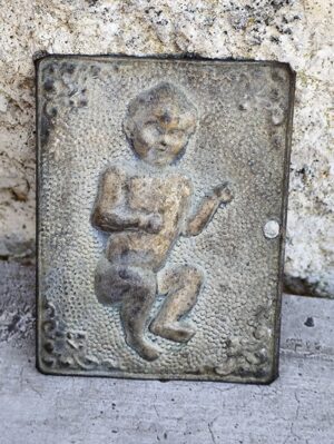 Ex-voto ancien en métal – Bébé en relief | Art sacré vintage | Objet votif protecteur | Décoration spirituelle
