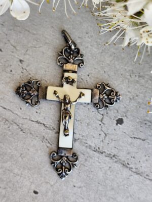 Pendentif crucifix ancien – croix filigrane vintage – bijou religieux sacré en métal travaillé