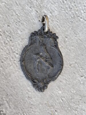 Médaille religieuse ancienne – Pietà en métal patiné