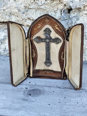 Autel de voyage ancien en étui – Croix ouvragée