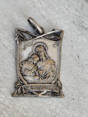 Pendentif ancien « Ecce Panis Angelorum » en métal argenté – médaille religieuse catholique Première Communion, Jésus et enfant