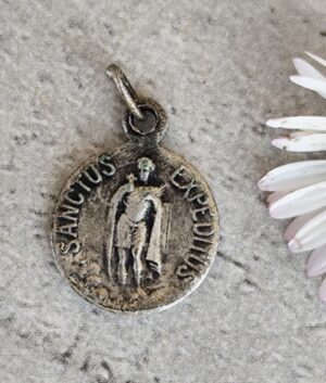 Médaille de Saint Expédit – Protection, Décision et Résolution Rapide