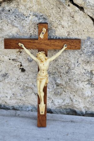 Crucifix en Bois Sculpté – Art Sacré Authentique
