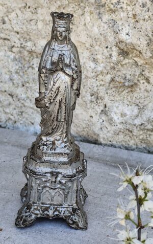 Statue religieuse ancienne en métal patiné – Icône spirituelle de prière