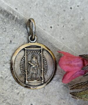 Médaillon religieux ancien – Vierge couronnée en relief