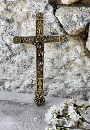 Croix religieuse en laiton – Crucifix ancien décoratif – Symboles de la Passion – Art sacré chrétien