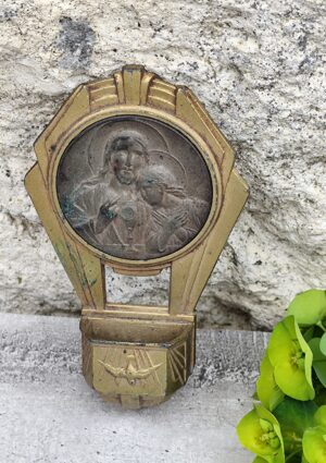 Bénitier ancien en laiton – Médaillon sacré & colombe de paix