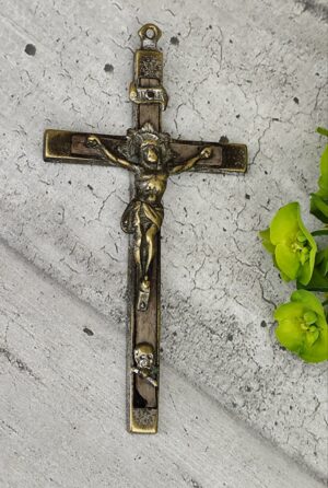 Pendentif Crucifix – Christ en Bronze avec Tête de Mort