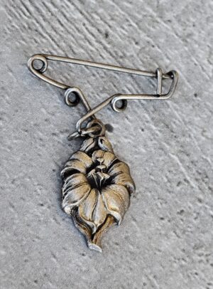 Médaille religieuse Pietà vintage – Broche ancienne en métal patiné – Art sacré, protection et dévotion