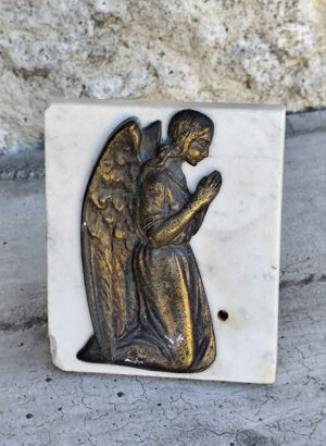 Plaque religieuse ange en prière – Relief ancien sur marbre – Art sacré, protection et décoration spirituelle