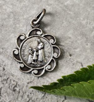 Médaille Notre‑Dame de La Salette – icône religieuse en métal