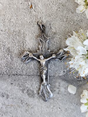 Crucifix ancien en métal argenté