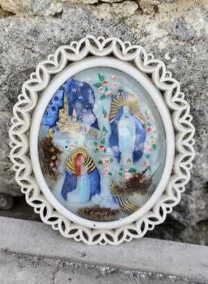 Cadre Ex‑Voto Lourdes – Médaille Religieuse Vintage en Relief – Décor Spirituel & Poétique