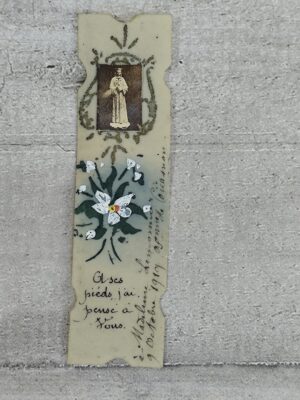 Carte en celluloïd Notre‑Dame de Pontmain — Peinture florale & dédicace manuscrite (1919)