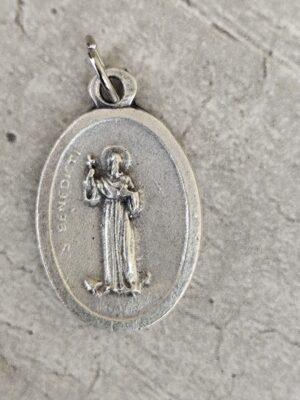 Médaille de Saint Benoît en métal argenté - Pendentif protecteur vintage - Made in Italy